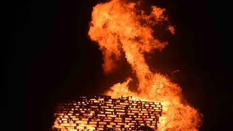 Imagen de archivo de una hoguera de San Juan.