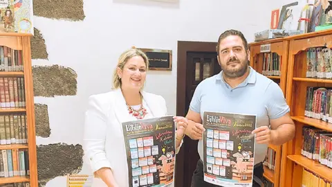 Sara Bermúdez y Javier Díaz presentando el cartel de BiblioViva.