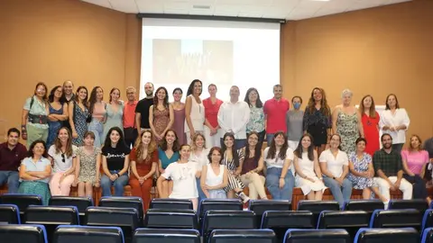 Imagen del nuevo personal junto al doctor José Luis Aparicio.