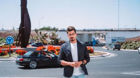 Jeziel Martín en la rotonda de acceso a Playa Honda.