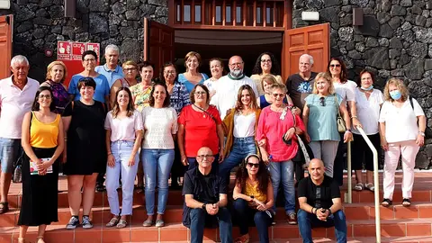 Representantes políticos junto a los participantes del proyecto de envejecimiento activo `Los Mayores de Hoy.