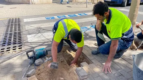 Imagen de dos operarios del Ayuntameinto de Arrecife durante una obra.