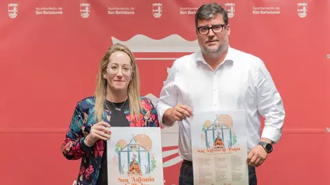 Isidro Pérez junto a  Estefanía Luzardo duranrte la presentación de las fiestas de San Antonio de Padua 2022.