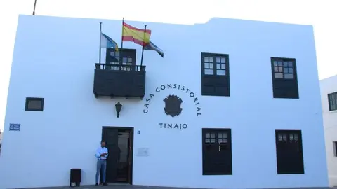 Puerta del Ayuntamiento de Tinajo