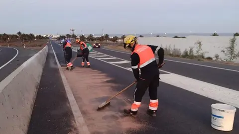 Imagen del trabajo de los bomberos para recuperar la zona.