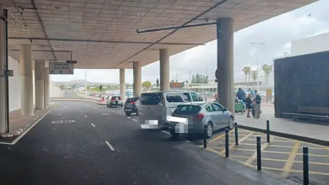 Imagen de vehículos estacionados en el aparcamiento destinado a la guagua.