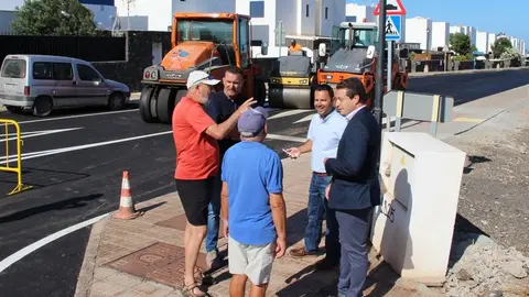 El alcalde de Yaiza y alguno de sus concejales charlando con los vecinos de la zona.
