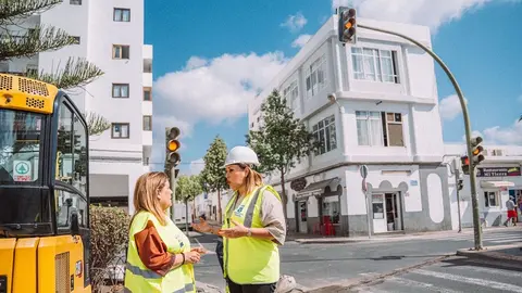 Ángela Hernández junto a Astrid Pérez en la calle Manolo Millares.