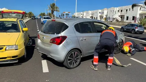 Bomberos del Consorcio colaborando con la grúa para desplazar el vehículo.