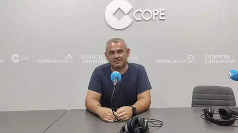 Jacobo Lemes en los nuevos estudios de Crónicas Radio-Cadena Cope.