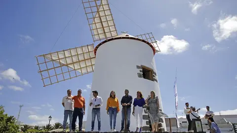 María Dolores Corujo junto a Oswaldo Betancort durante el acto de presentación de la restauración del Molino de Teguise.