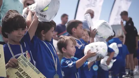 Niños participantes del torneo Ciudad de Arrecife con sus diplomas y balones tras la finalización del torneo.
