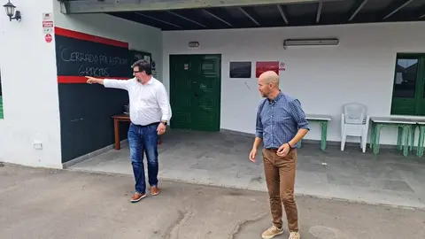 Isidro Pérez y Raúl de León durante su visita a las obrasd del Centro Cívico de El Islote.