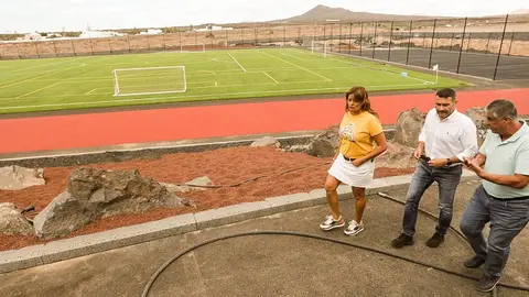 Oswaldo Betancort junto a Olivia Duque y Eugenio Robayna en su visita a la ciudad deportiva de Costa Teguise.