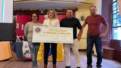 Imagen de la entrega del cheque de los organizadores de la prueba.