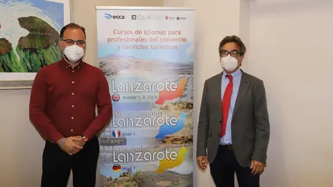 Jorge Peñas junto a un representante de Radio Ecca presentando los diferentes cursos de idiomas.