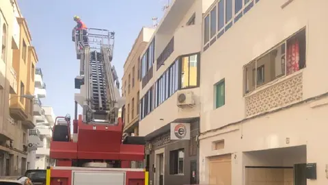 Bombero en la auto escala durante su servicio.