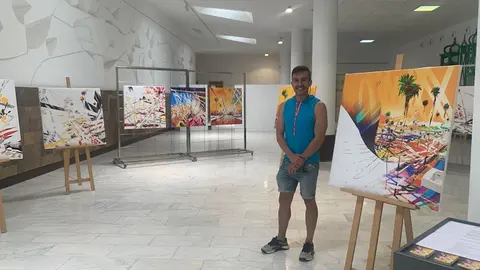 Hugo Rami junto a la exposición de pinturas digitales ‘Uncertain Future’.
