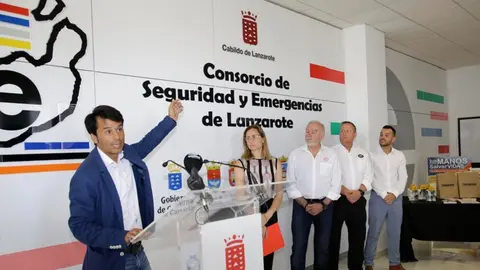 Marcos Bergaz junto a Laura Ojeda y Josetxo Andueza durante la rueda de prensa de presentación de XVI Encuentro Nacional de Rescate en Accidentes de Tráfico .