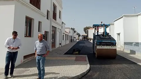 Imagen de archivo de Isidro Pérez, alcalde de San Bartolomé, junto a Raúl de León, concejal de Obras y Servicios Públicos, visitando unas obras.