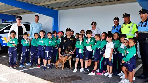 Alumnado de Infantil de 5 años del colegio Alcalde Rafael Cedrés junto a Teguila y Tomás Silvera.
