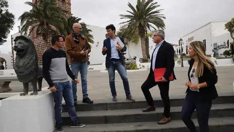 Marcos Bergaz junto al resto de representates socialistas en Teguise.