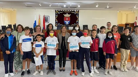Ángela Hernández junto a los jovenes de los centros premiados.