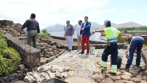 Óscar Noda y parte de su equipo visitando una obra