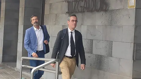 Imagen de archivo de Pedro San Ginés y su abogado entrando en los Juzgados de Arrecife.