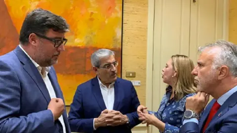 Isidro Pérez durante su visita a los responsables del Gobierno de Canarias.
