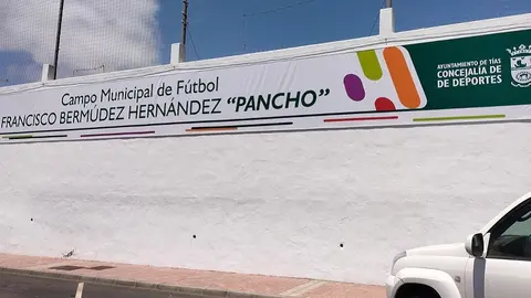 Imagen del cartel del exterior del campo de fútbol de Tías.