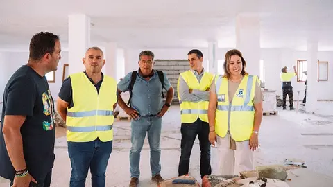 Astrid Pérez junto a Jacobo Lemes y Eduardo Placeres en las obras de la comisaría.