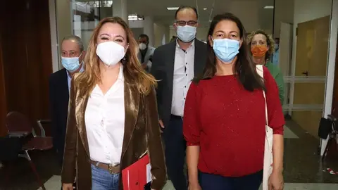 Imagen de la presidenta y de sus socios en el Gobierno del Cabildo