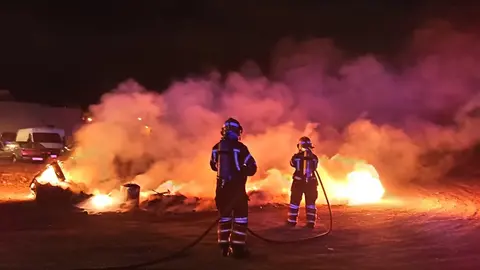 Imagen de los bomberos durante la extinción del fuego.