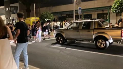 Imagen del exterior de sede de la Sociedad Unión Sur Tías durante la realización de la verbena por las fiestas de San Antonio.