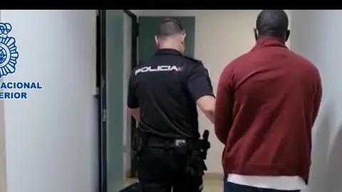 Imagen del momento del traslado del detenido. 