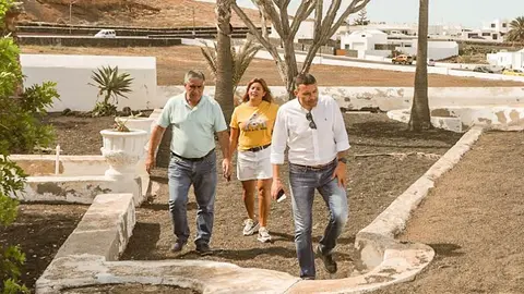 Oswaldo Betancort visitando la zona junto a sus compañeros Olivia Duque y Eugenio Robayna.