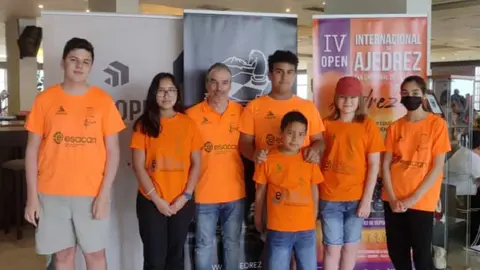 Imagen de los representantes del Club Esacan Cacharros en Tenerife