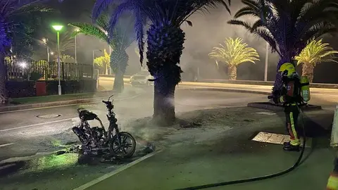 Así quedó la motocicleta después de que los bomberos controlaran el incendio.