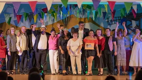 Isidro Pérez junto a los vecinos de Güime tras el Playbakc de Adultos.