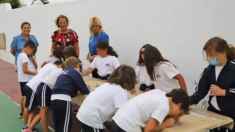Elena Solís junto a los niños de uno de los Colegios de la Biosfera en uno de los encuentros.