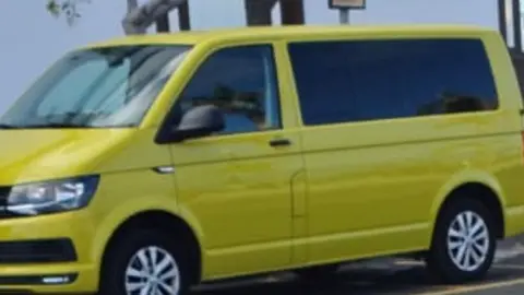 Imagen de uno de los vehículos que denuncia el PSOE.