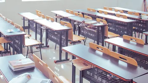 Imagen de archivo de un aula.