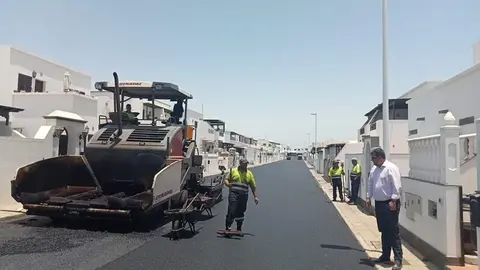 Isidro Pérez visitando las obras de reasfaltado en Playa Honda.