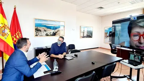 Jacobo Medina reunido con empresarios del sector de la construcción.