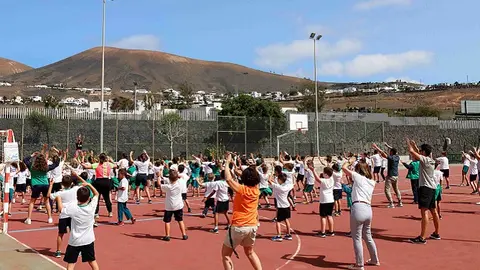 Niños disfrutando de una de las clases de zumba.