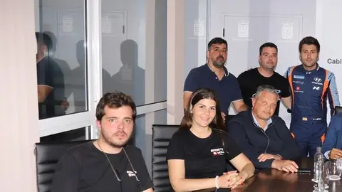 Alfredo Mendoza con algunos de los participantes en el Rally Isla de los Volcanes el día que se suspendió la prueba.