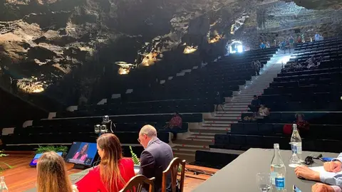 Imagen del auditorio de Jameos durnate el pleno del Debate sobre el estado de la Isla.