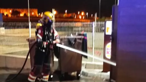 Momento de la actuación de los bomberos