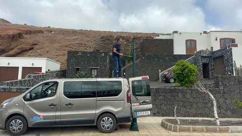 Momento en el que el alcalde se sube en lo alto de la furgoneta para arreglar la farola